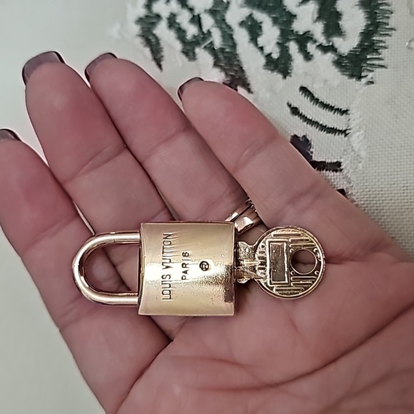 LV LOCK and KEY. RARE 200 Series213 - Picture 3 of 3